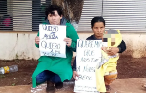 Padres se encadenan tras robo de uno de sus mellizos - El Independiente