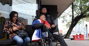 La Nación / Hombre se encadena y pide indemnización
