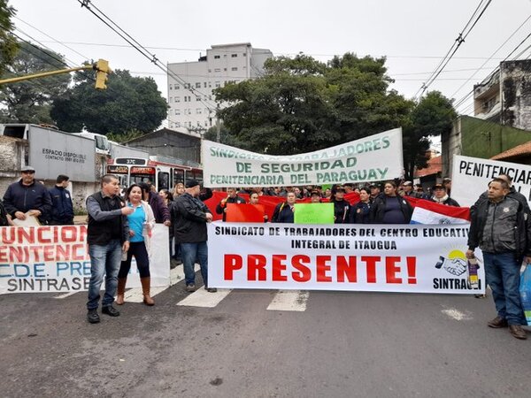 Guardiacárceles cierran avenida exigiendo reivindicaciones salariales - ADN Digital