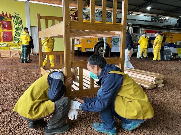 Bomberos de Minga Guazú reciben donaciones de Fundación Tzu Chi - La Clave