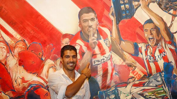 Luis Suárez deja su huella en el museo del Atlético