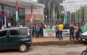 Campesinos se movilizaron para exigir apoyo del Estado en Coronel Oviedo   – Prensa 5