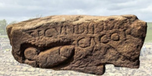 Diario HOY | Descubren en una piedra el dibujo de un pene tallado hace más de 1.700 años