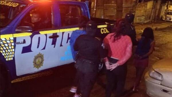 Crónica / Tres adolescentes fueron detenidas mientras ¡decapitaban a otra!