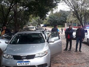 Abandonan auto robado en asalto a estudiante brasileña - ABC en el Este - ABC Color