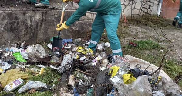 La Nación / Retiran 15 toneladas de basura de vivienda abandonada que servía de aguantadero de adictos