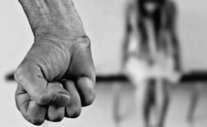Requieren prisión de hombre que habría maltratado a su pareja e hija
