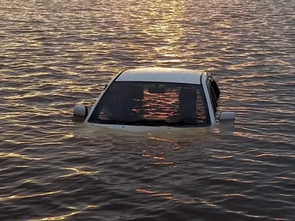 Se tiró al agua con su auto porque terminó con su novia ra’e pero se arrepintió