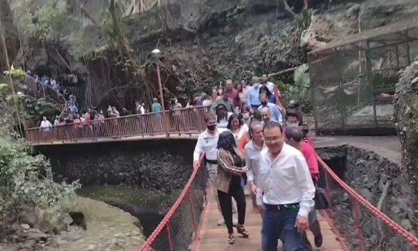 (VIDEO)En México, un puente colgante se desplomó cuando era reinaugurado