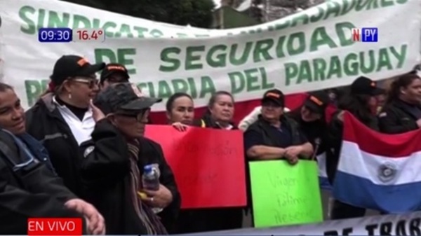 Manifestación: Guardiacárceles exigen mejoras laborales - PARAGUAYPE.COM