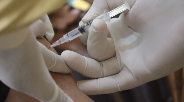 Diario HOY | Personas con cáncer podrían necesitar vacunación adicional anticovid, según estudio