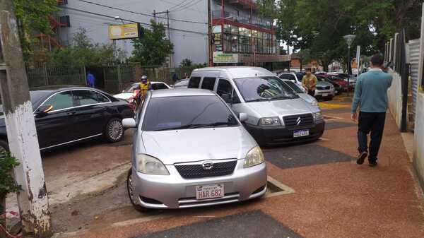 Pondrán en marcha plan piloto de estacionamiento exclusivo de ambulancias frente al HRE