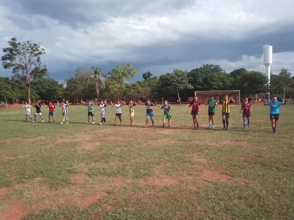 En medio de las precariedades, club femenino aché se prepara para el Sudamericano de fútbol - Nacionales - ABC Color