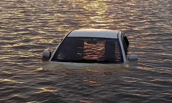 Se tiró al agua con su auto porque terminó con su novia pero se arrepintió - OviedoPress