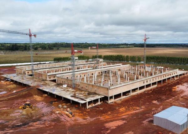El Gran Hospital de Coronel Oviedo registra notable avance en toda su estructura - .::Agencia IP::.