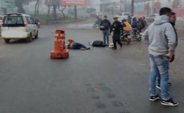 Accidente en la rotonda del Km 3,5 deja dos motociclistas lesionados