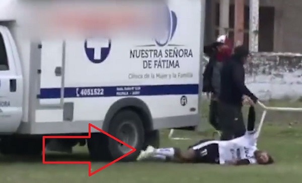 Delantero festeja hasta pasando por debajo de una ambulancia - La Prensa Futbolera