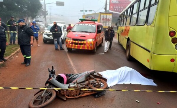 Mujer muere al caer de su biciclo por imprudente colectivero