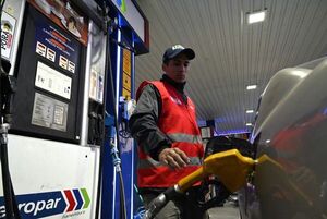 Ejecutivo prorroga reducción de impuestos a combustibles hasta fin de mes - Economía - ABC Color
