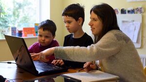 El dilema de madres con las clases virtuales de sus hijos/as - El Independiente