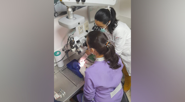 Diario HOY | Entrenan en cirugías de cataratas a oftalmólogas del hospital Acosta Ñu