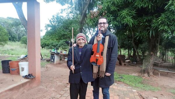 Regalaron para su violín a músico de escasos recursos