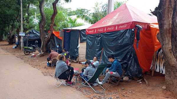 Como en el peor momento de pandemia: Familiares de pacientes internados en el INERAM reinstalan carpas en alrededores