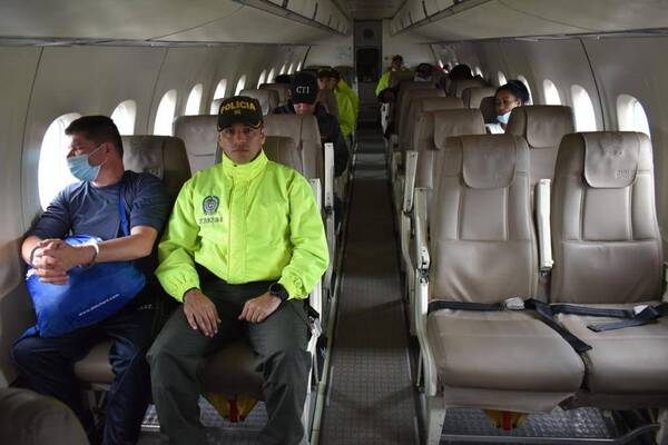 Crónica / Imágenes del avión donde trasladan a supuestos asesinos de Pecci