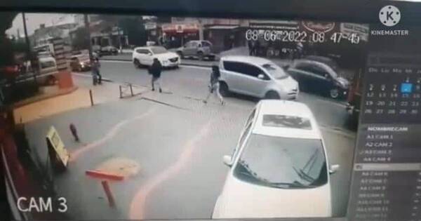 La Nación / Filman persecución y detención de ladrón de celulares en buses