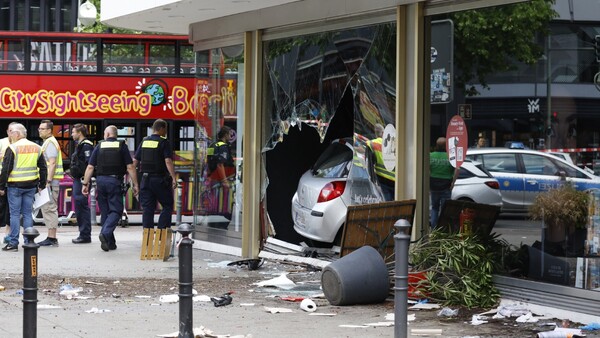 Un muerto y nueve heridos por un vehículo que atropelló a transeúntes en Berlín