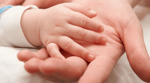 Bebé tratado por “médico ñana” murió por covid: “Esto es abuso infantil”, dijo pediatra