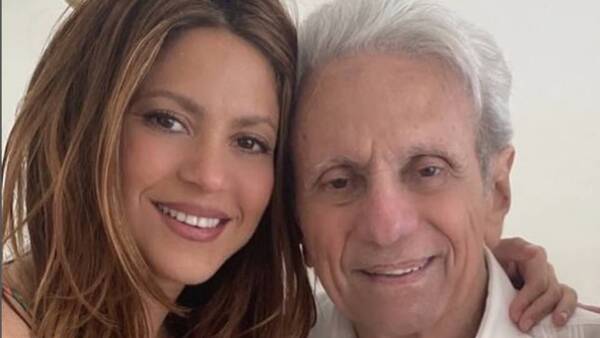 Crónica / [ VIDEO] Shakira saca fuerzas ayudando a su papá después de su accidente