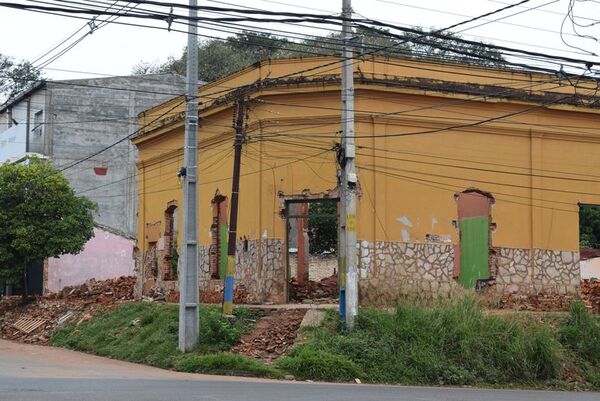 Siguen demoliendo casas patrimoniales en Luque - Nacionales - ABC Color