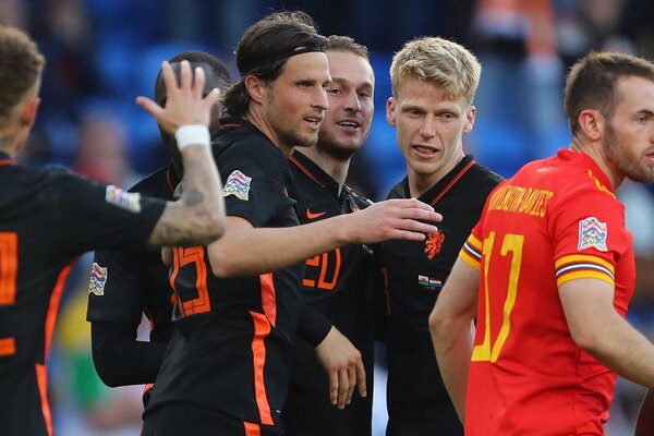 Países Bajos sigue en marcha firma tras ganar sobre la hora a Gales