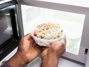 Por estas razones no te conviene usar tuppers de plástico en el microondas