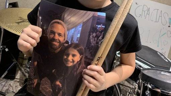 Crónica / Emma pide a Foo Fighters que le dejen ser parte del homenaje a Taylor Hawkins