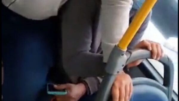 Le robaron su celular en micro y con ayuda de pasajeros lo atraparon