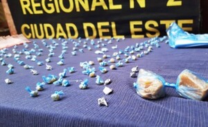 Detienen a dos personas en boca de expendio de drogas en Hernandarias