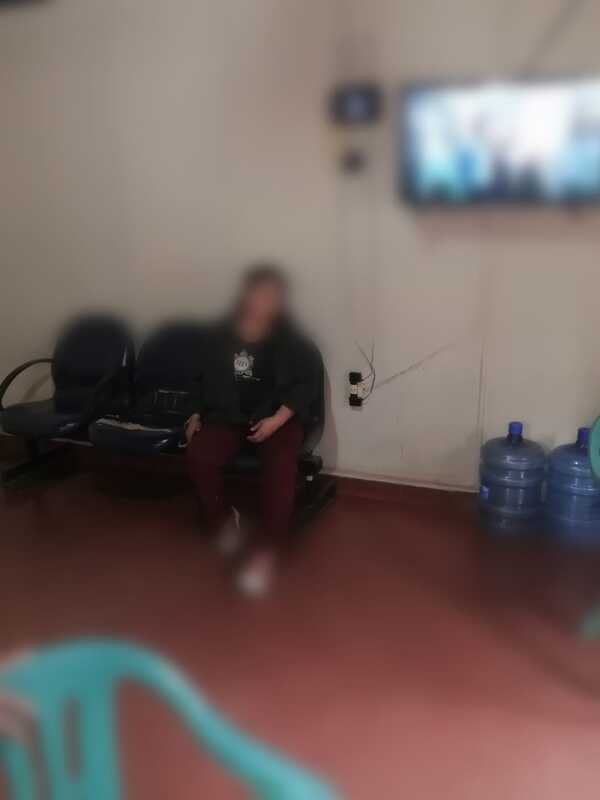 Detienen a mujer que abandonó en la calle a su hijo de 8 años - La Clave