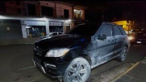 Desconocidos atacan con bomba molotov una camioneta en Encarnación