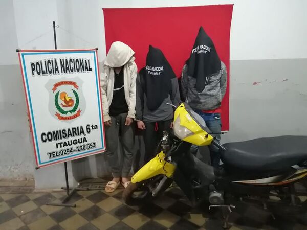 Capturan a tres personas por supuesto hurto de moto en Itauguá - Nacionales - ABC Color