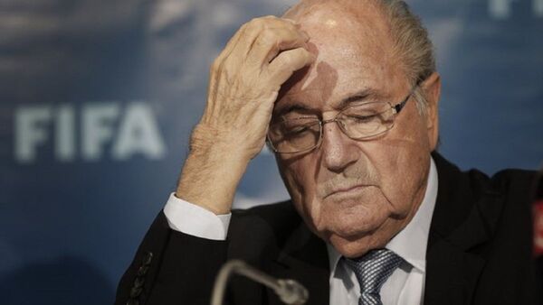 Blatter se distancia de la FIFA en segundo día de su juicio