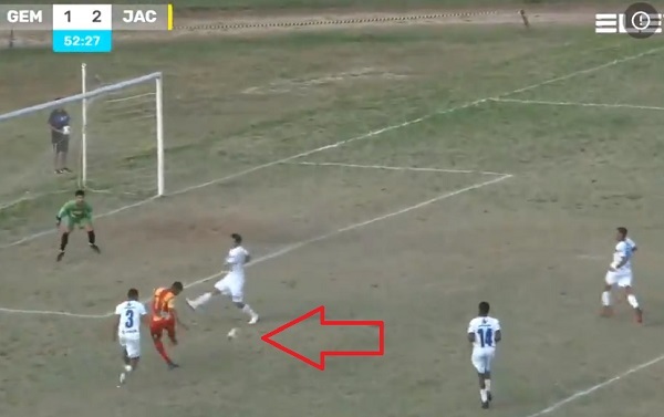 De no creer: Pifió, cayó y el árbitro cobró penal - La Prensa Futbolera