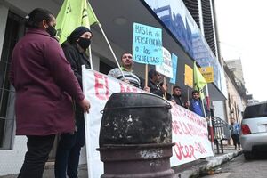 Docentes protestan frente al MEC para exigir reposición de rubros - Nacionales - ABC Color