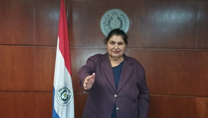 ¡Grande doña Lina! Se recibió de abogada a sus 71 años - Noticiero Paraguay