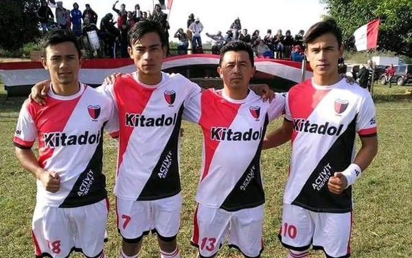 Crónica / En Villeta, un papá juega ¡con sus 3 hijos! en un club de Primera