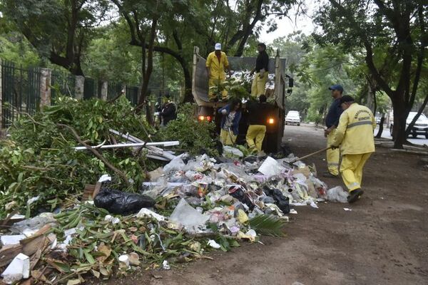 Se sigue arrojando basura frente al Parque Caballero - Nacionales - ABC Color