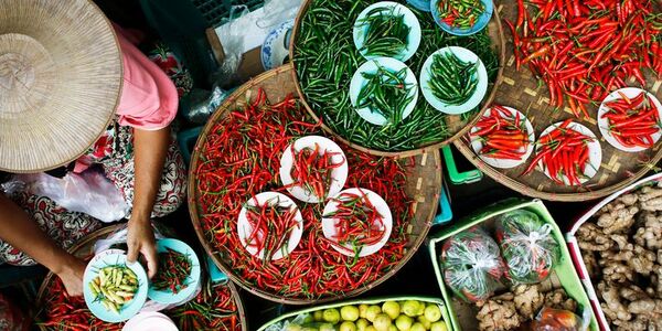 Colorido mercado en las vías de un tren de Tailandia - Viajes - ABC Color