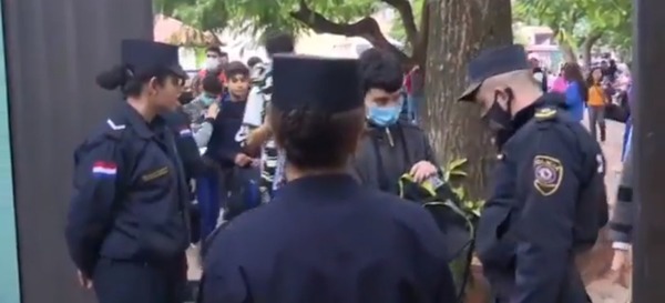 Itauguá: Tras hallazgo de nota de amenaza, policías controlan a alumnos - ADN Digital