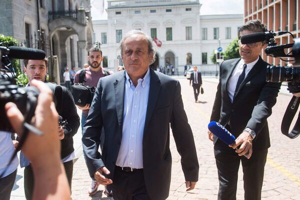 Blatter y Platini rechazan todas las acusaciones en su segundo día de juicio - Fútbol Internacional - ABC Color